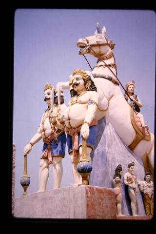 Folk statue of the Ponnivala heroes