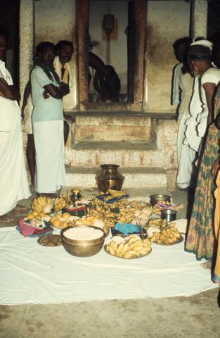 கோவில் உட்பிரகாரத்திற்கு முன்னே கூடியிருக்கும் மக்கள்