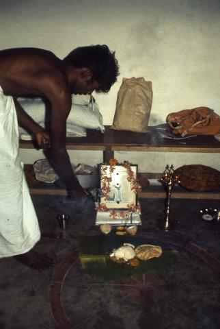 A ritual of offering food to the dead person&#039;s photo