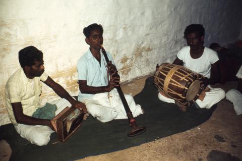 மூன்று இசைக்கலைஞர்கள் - நாதஸ்வரம், தவில் மற்றும் ஹார்மோனியம் வாசிப்பவர்கள்